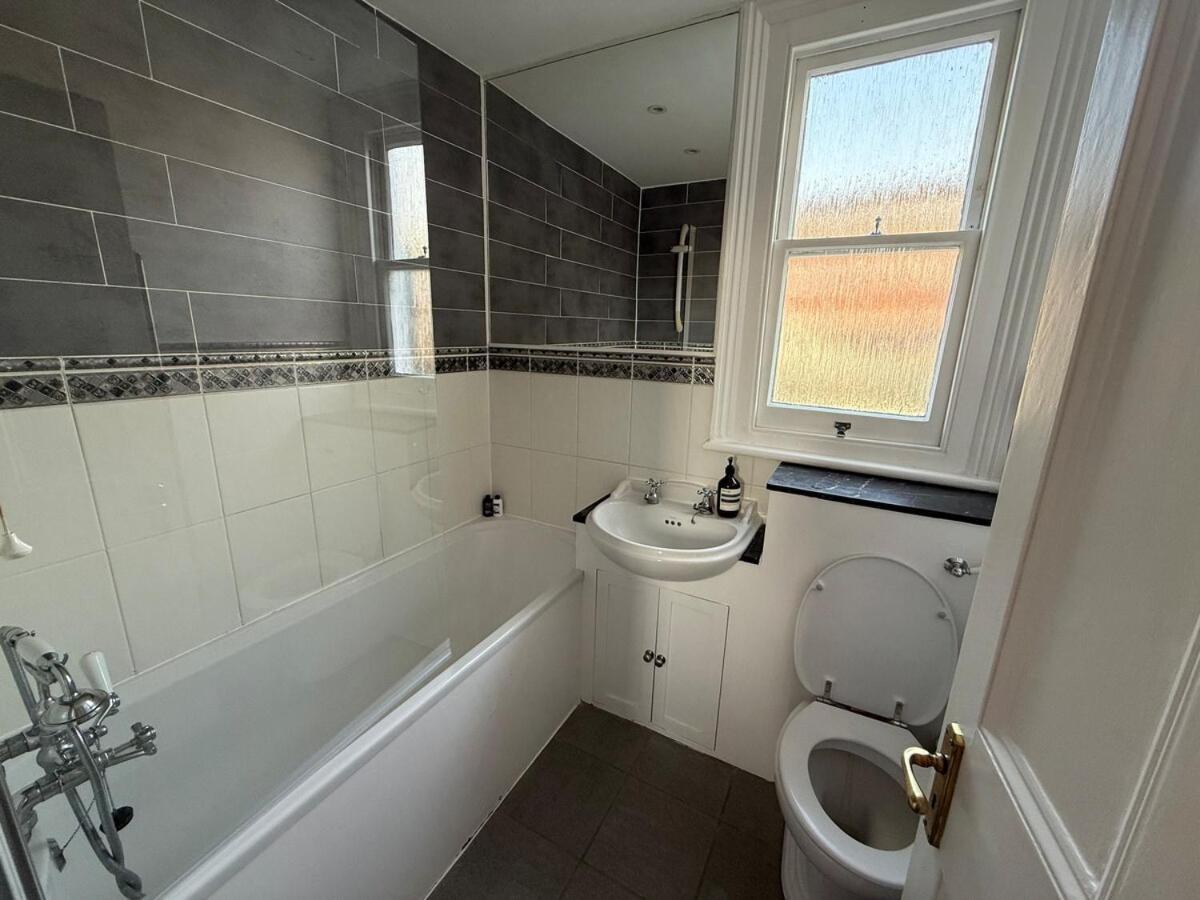 Bright And Cosy Gem In Fulham